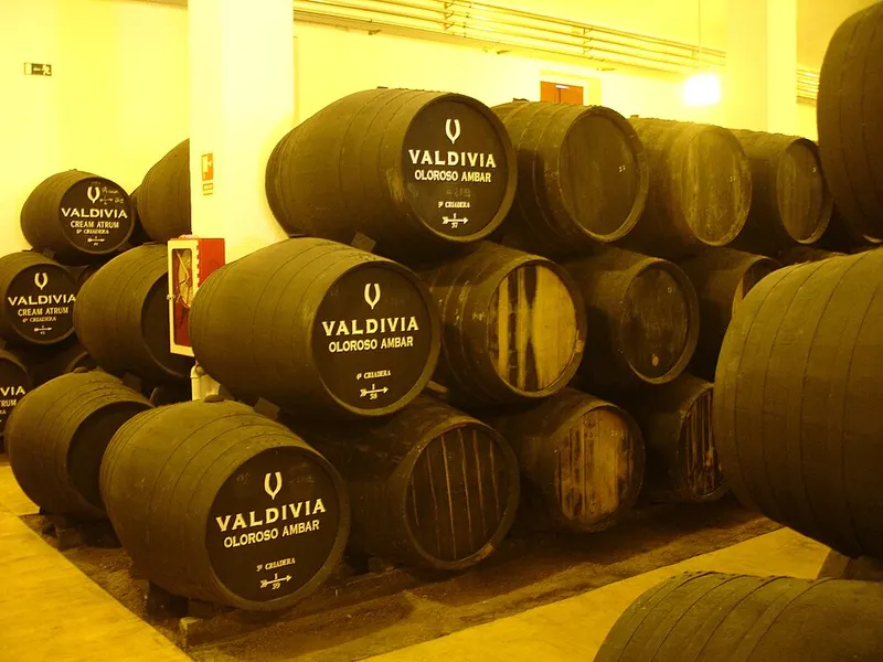 Botas de vino en una bodega de Jerez