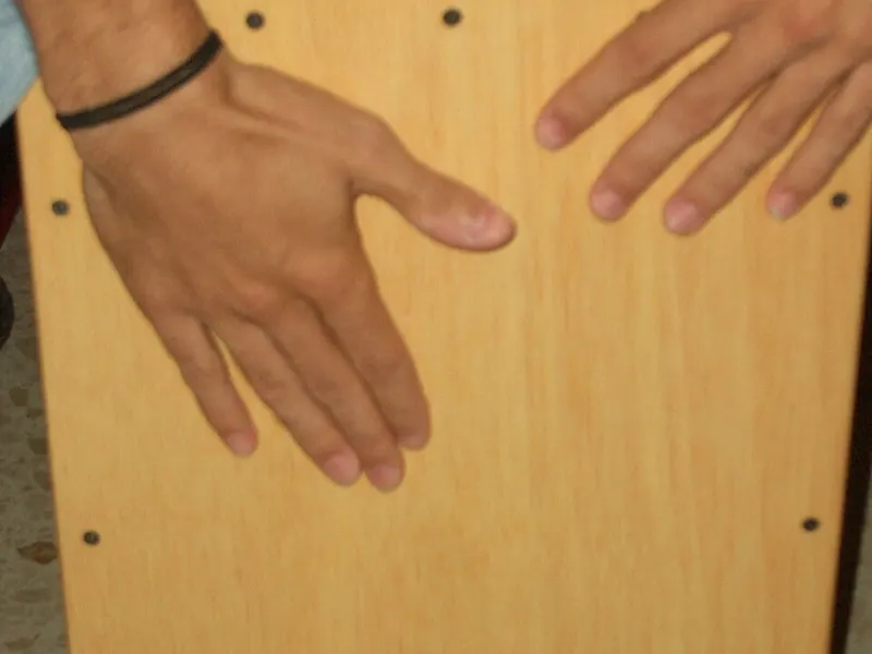 Manos tocando un cajón