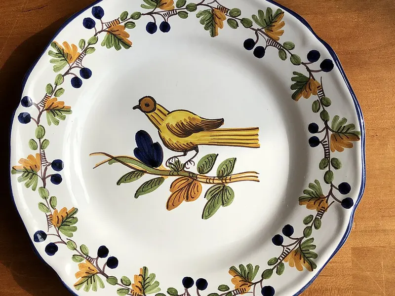 Plato de cerámica pintado a mano