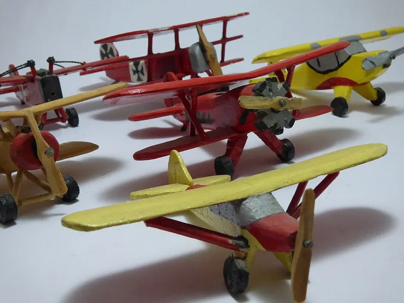 Aviones de juguete de madera