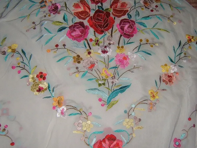 Mantón de Manila bordado