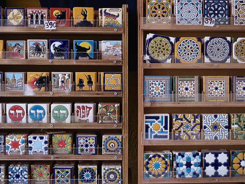 Azulejos y recuerdos en una tienda