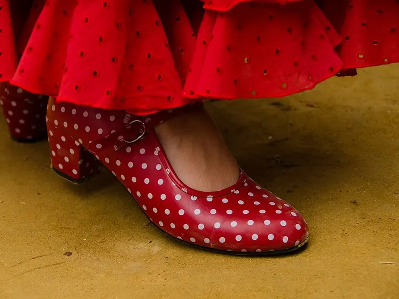 Zapato de flamenco rojo con lunares